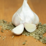 Knoblauchzehe mit Kräutern