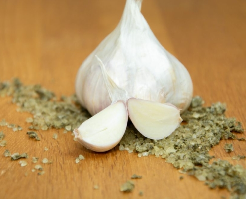 Knoblauchzehe mit Kräutern