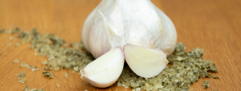 Knoblauchzehe mit Kräutern