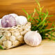 Knoblauch im Körbchen