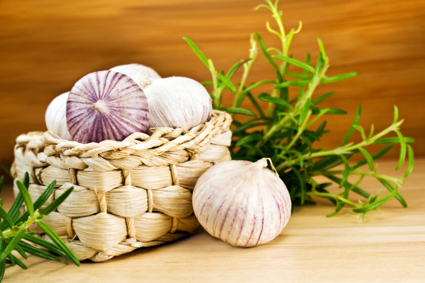 Knoblauch im Körbchen