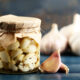 Glas mit eingelegtem Knoblauch
