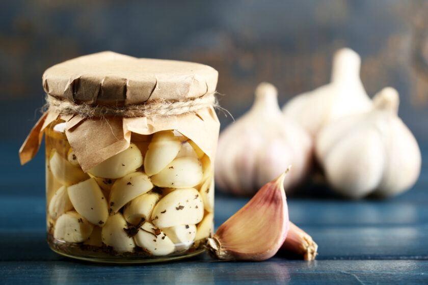 Glas mit eingelegtem Knoblauch
